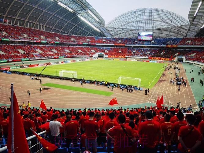 沈阳球迷向佩兰赠送“航母” 望国足从福地扬帆 沈阳球迷向佩兰赠送“航母” 望国足从福地扬帆